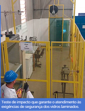 Teste de impacto que garante o atendimento às exigências de segurança dos vidros laminados.